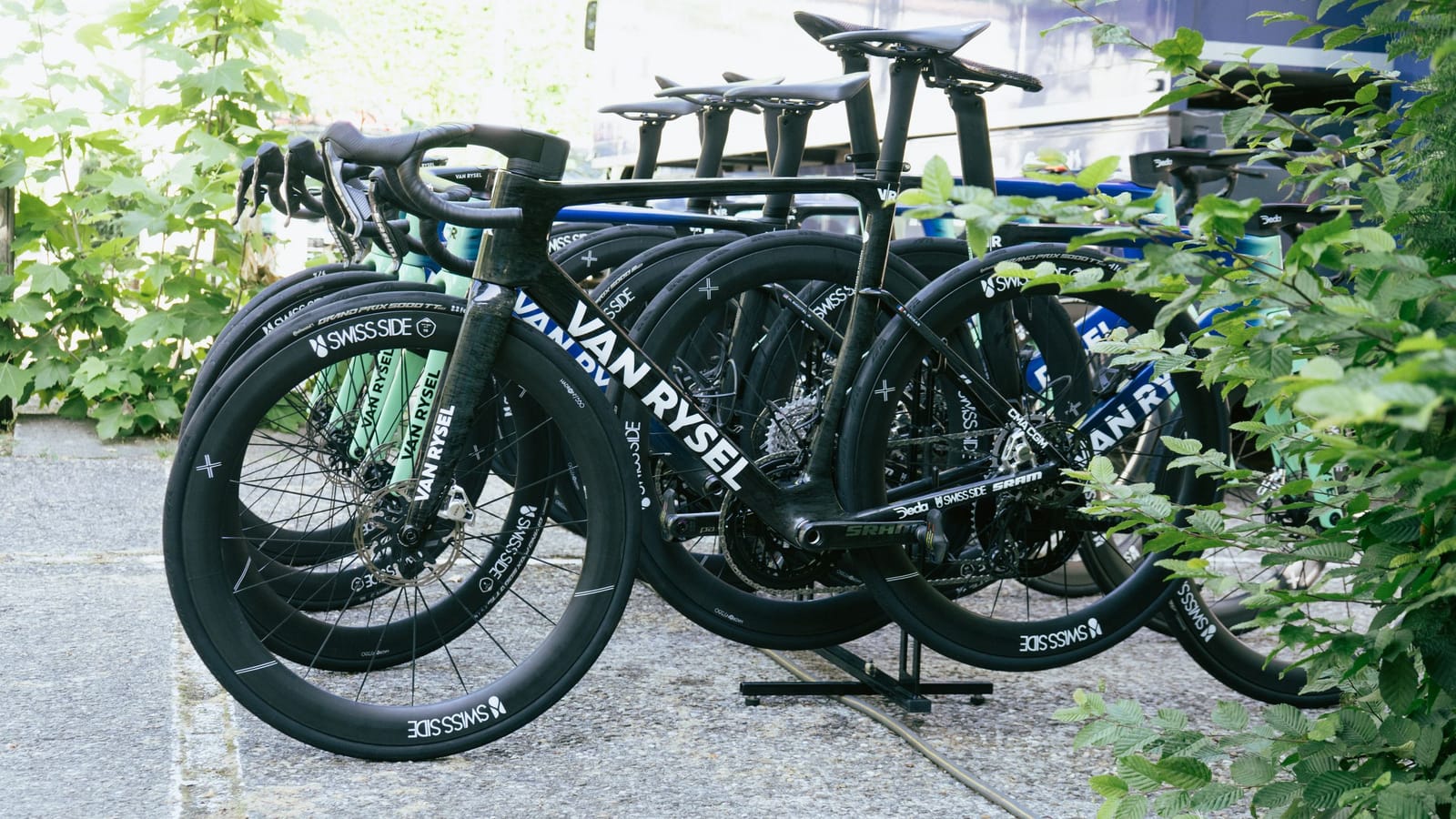 Paul Seixas s prototypem kola Van Rysel připravujícím se na Tour de France