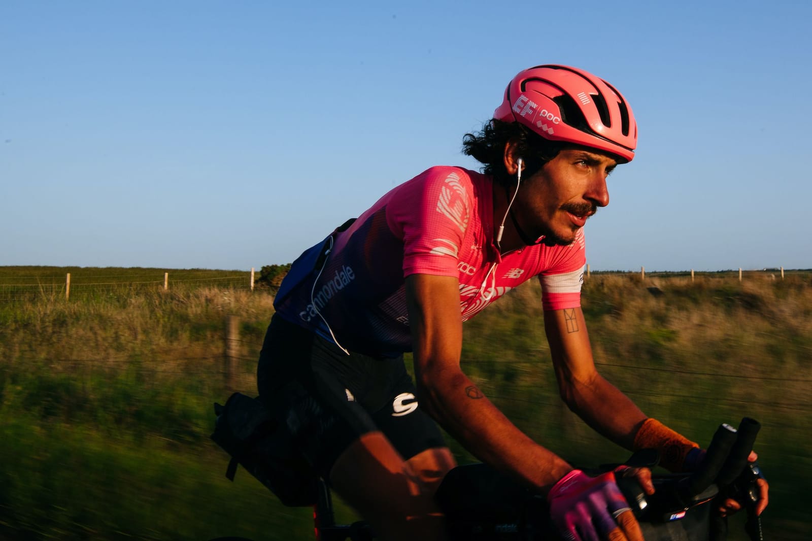 Gravel cyklista v mokrém terénu Kansasu jedoucí na štěrkové cestě