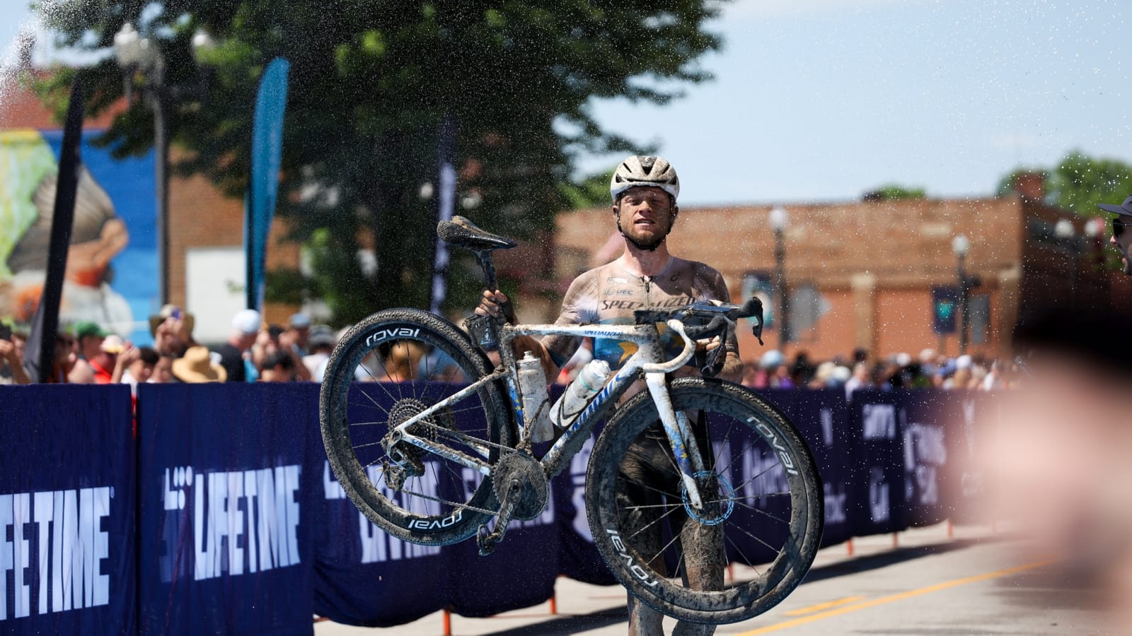 Cyklista Mads Würtz Schmidt vítězí v závodě Unbound Gravel s koly na gravel trati