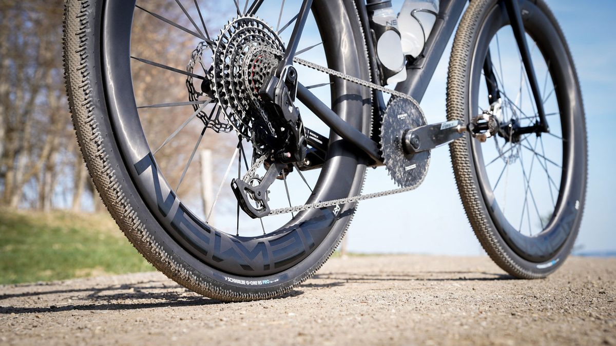Hlubokoprofilové gravel kolo Newmen Streem G.62 na světle neutrálním pozadí