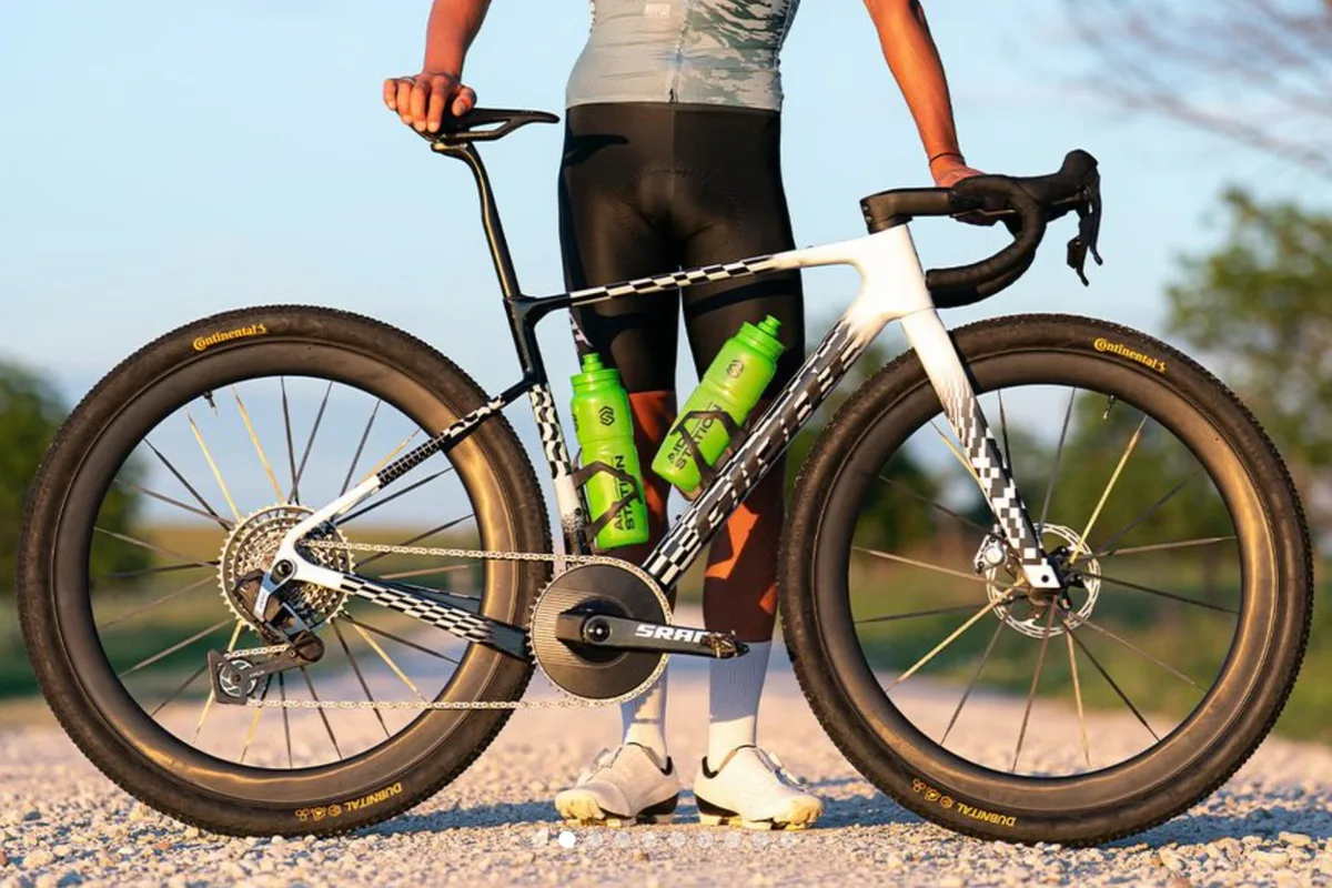 Nový gravel speciál Giant s komponentami Cadex představený na akci Unbound