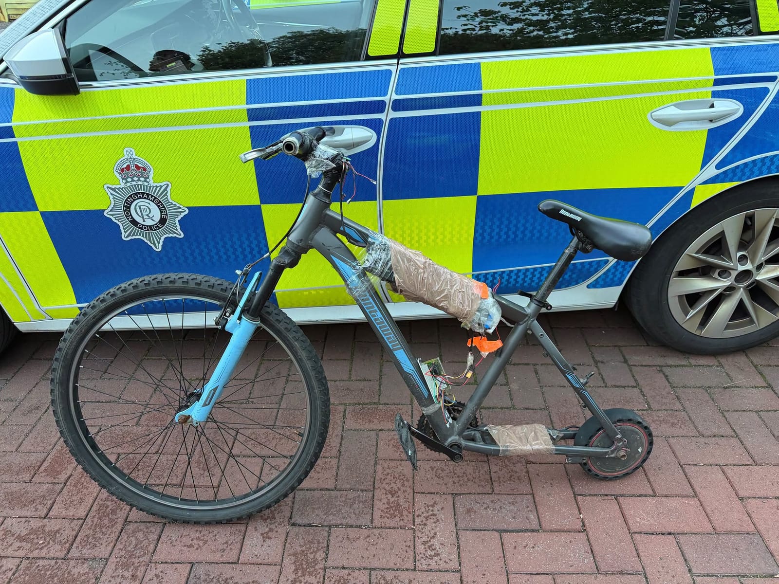 Elektrokolo, nebo skútr? Britská policie zabavila hybrid, který nikam nezapadá