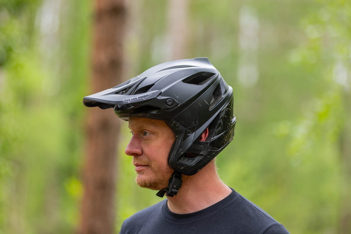 Cyklista v enduro helmu Troy Lee Designs Stage s ochrannou výstrojí během jízdy