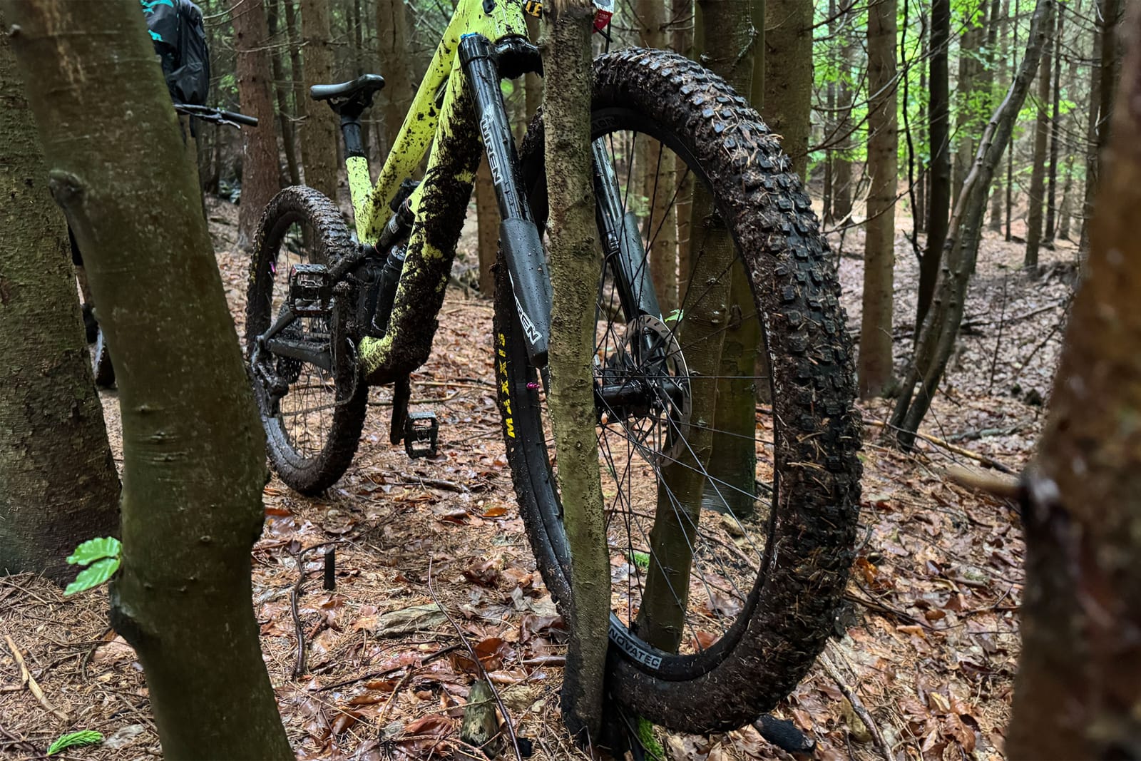 racing new 32" Maxxis Dissector tire with matching 29" rear at a muddy, wet Blinduro Leto