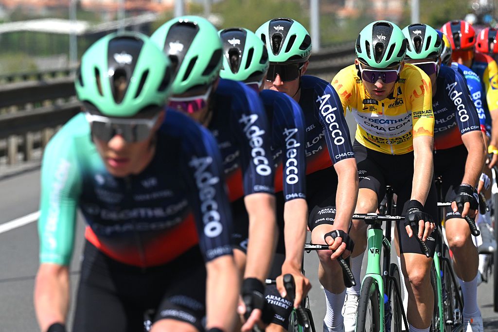 Cyklisté týmu Decathlon CMA CGM při tréninku nebo závodě na silnici