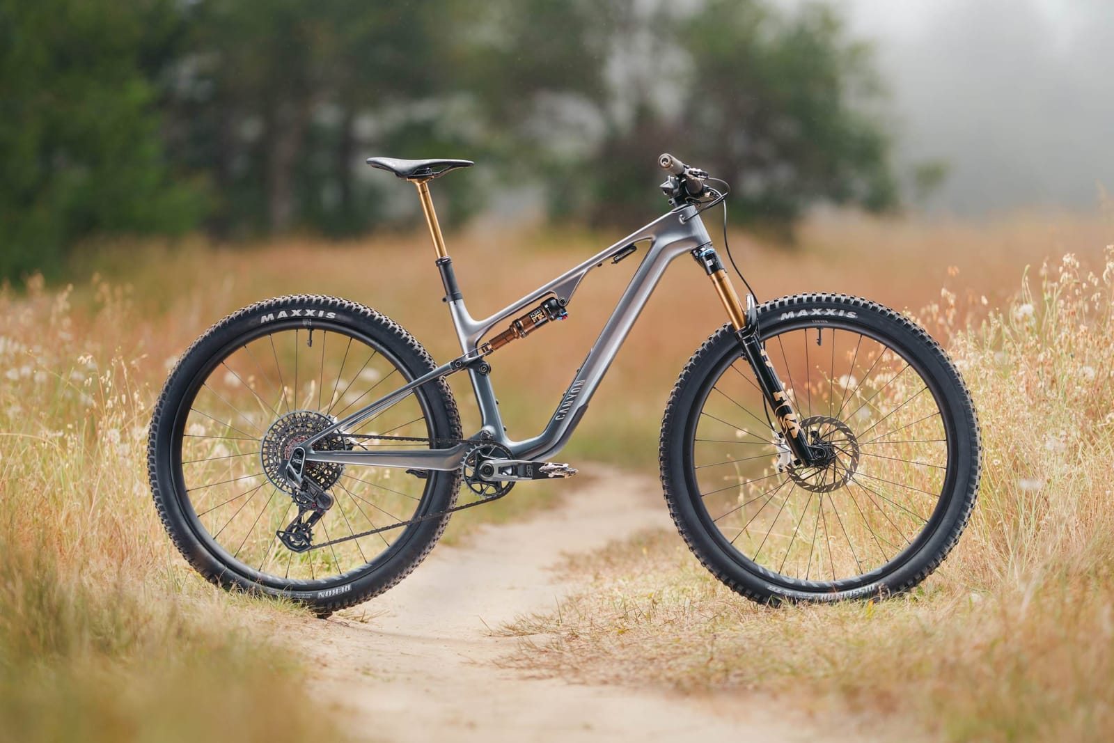 Canyon Lux Trail: downcountry fullsus na české singletracky a bikepackingové trasy