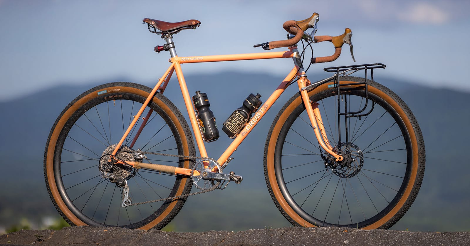 Crust Nor'Easter: retro gravel kolo s lugy a závitovanou hlavicí