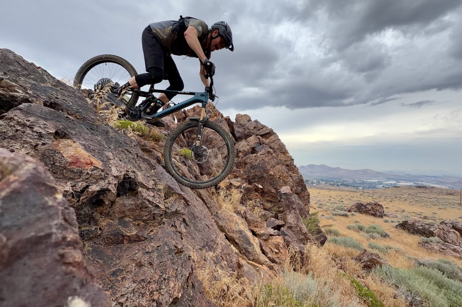 Backcountry letní MTB oblečení: jak to dopadne pro českého jezdce?