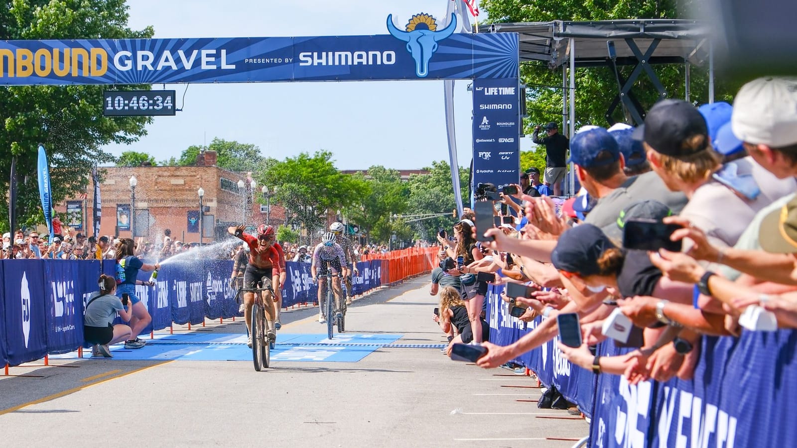 Cyklista na gravelovém kole jedoucí po písčitém terénu během závodu Unbound Gravel