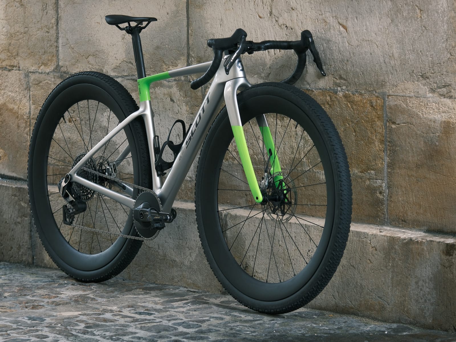 Aerodynamické gravel kolo Scott Addict s 32palcovými koly zobrazené ze šikmého úhlu