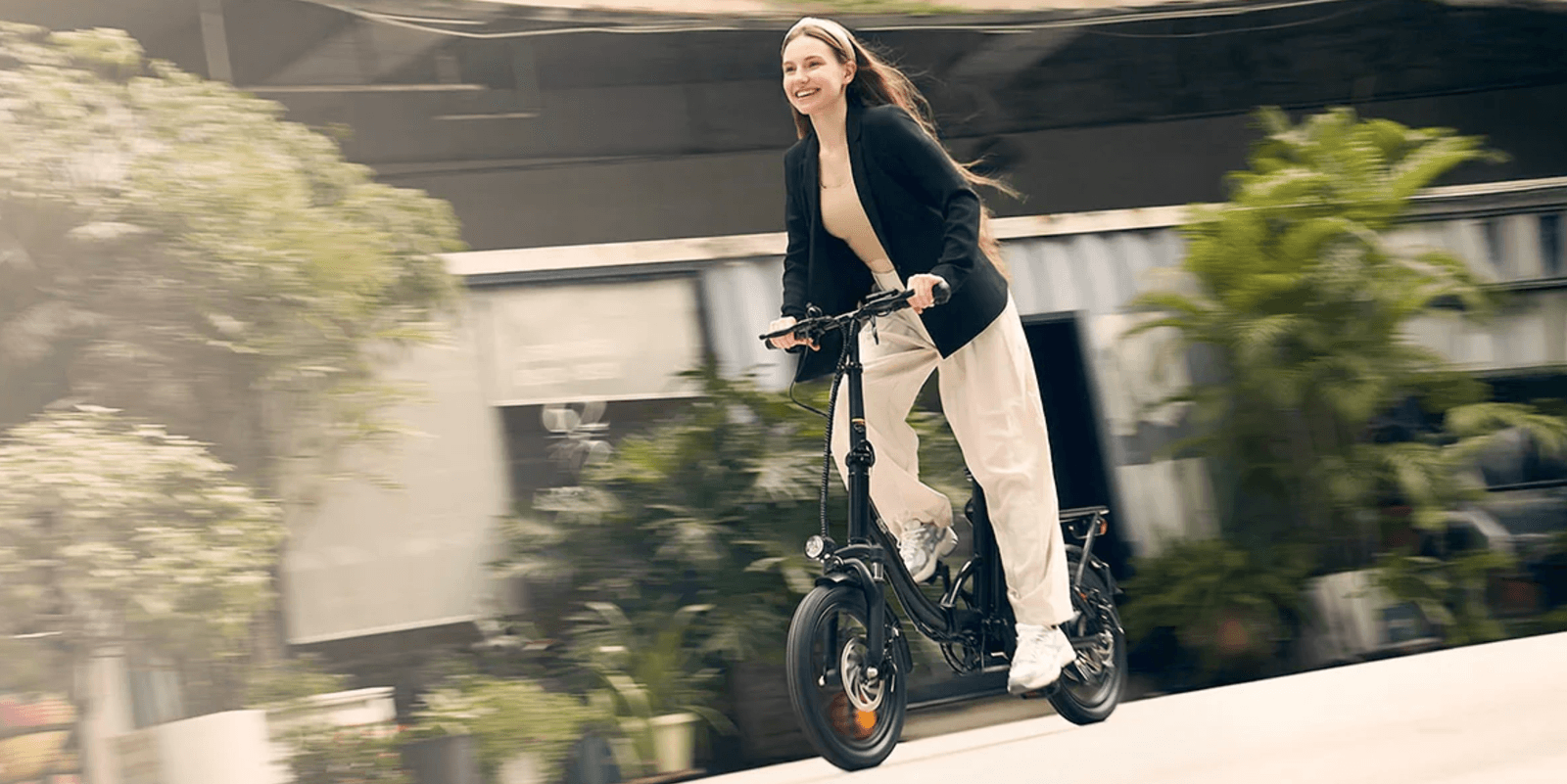 Skládací e-bike iScooter U4 s černým rámem a elektrickými komponenty