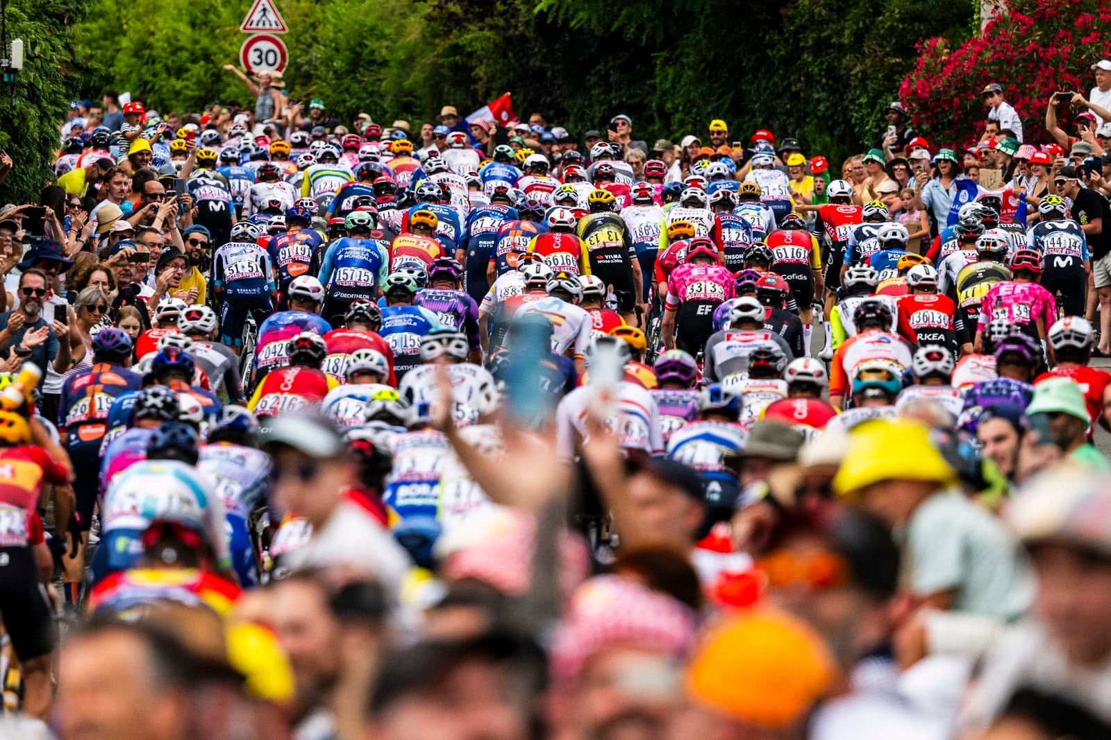 Sponzoři na dresech Tour de France 2026: co říkají loga o cyklistice jako byznysu