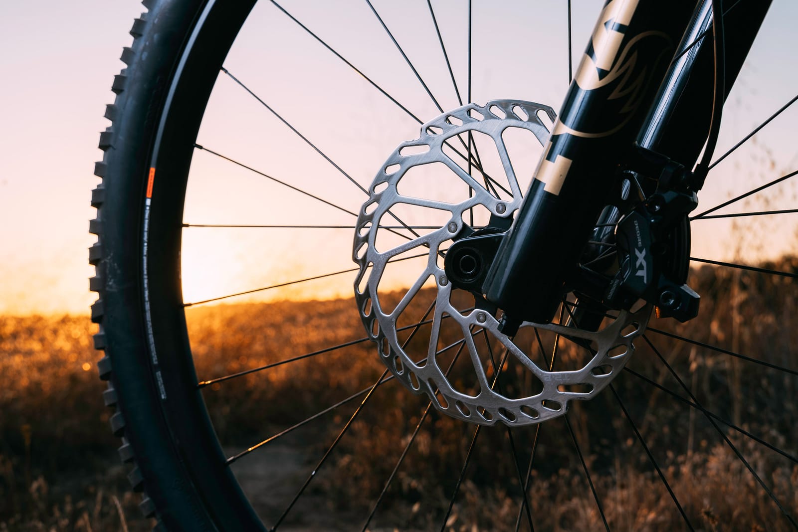 Diskový brzdový rotor Shimano s tloušťkou 2,2 mm na kole