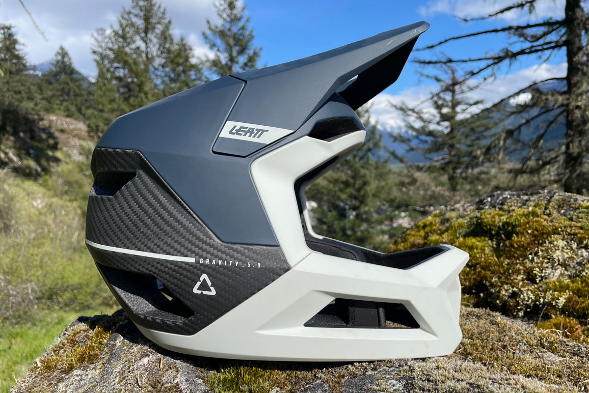 Fullface helma Leatt Gravity 5.0 pohled ze strany na horské stezce