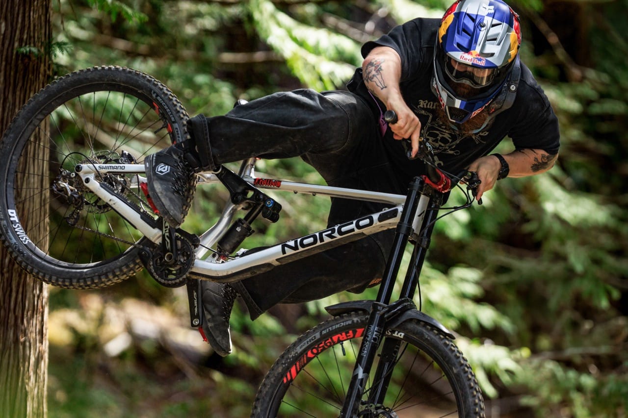 Hliníkový downhillový bicykl Norco Torrent DH na terénní trati v bike parku