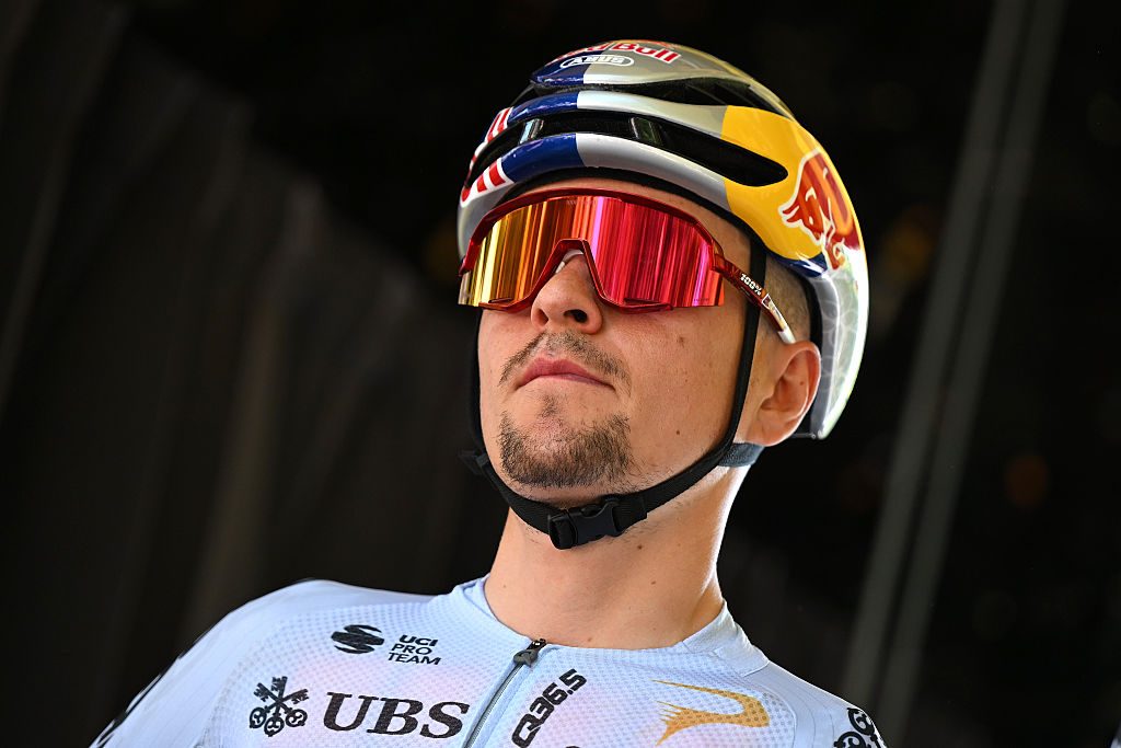 Pidcock havaruje: Bílá tmelice na silnicích Tour de France je nebezpečná