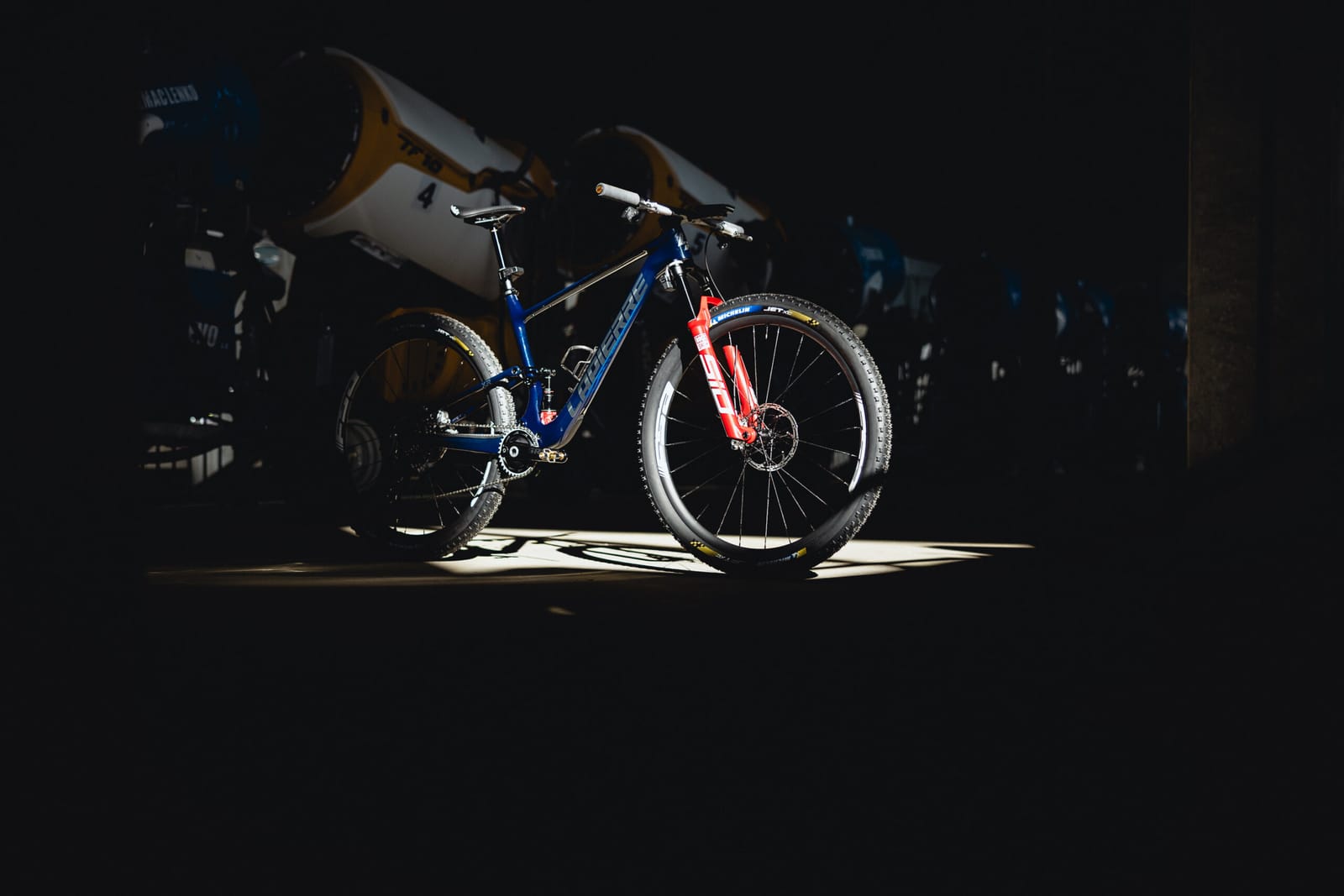 Horské kolo Lapierre XR s moderním XC designem na horském terénu